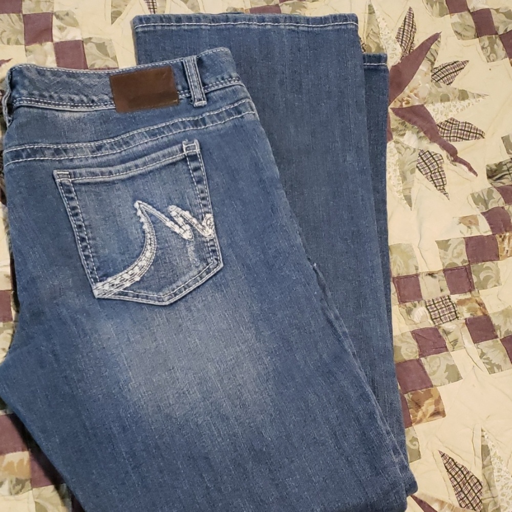 Maurice's boot cut jeans 15/16 short